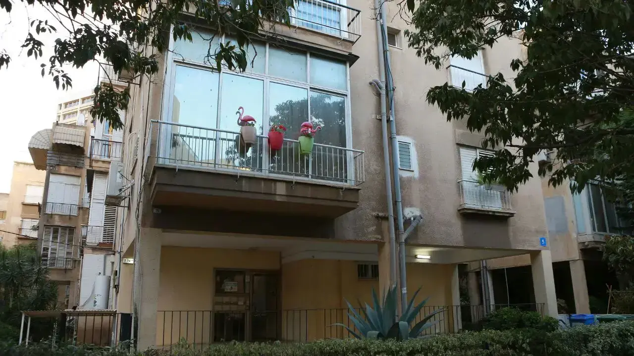 ביתו של השוטר שהכניס לביתו את המחבל מפיגוע הירי במתחם שרונה, תל אביב. יוני 2016 ביתו של השוטר שהכניס לביתו את המחבל מפיגוע הירי במתחם שרונה, תל אביב. יוני 2016