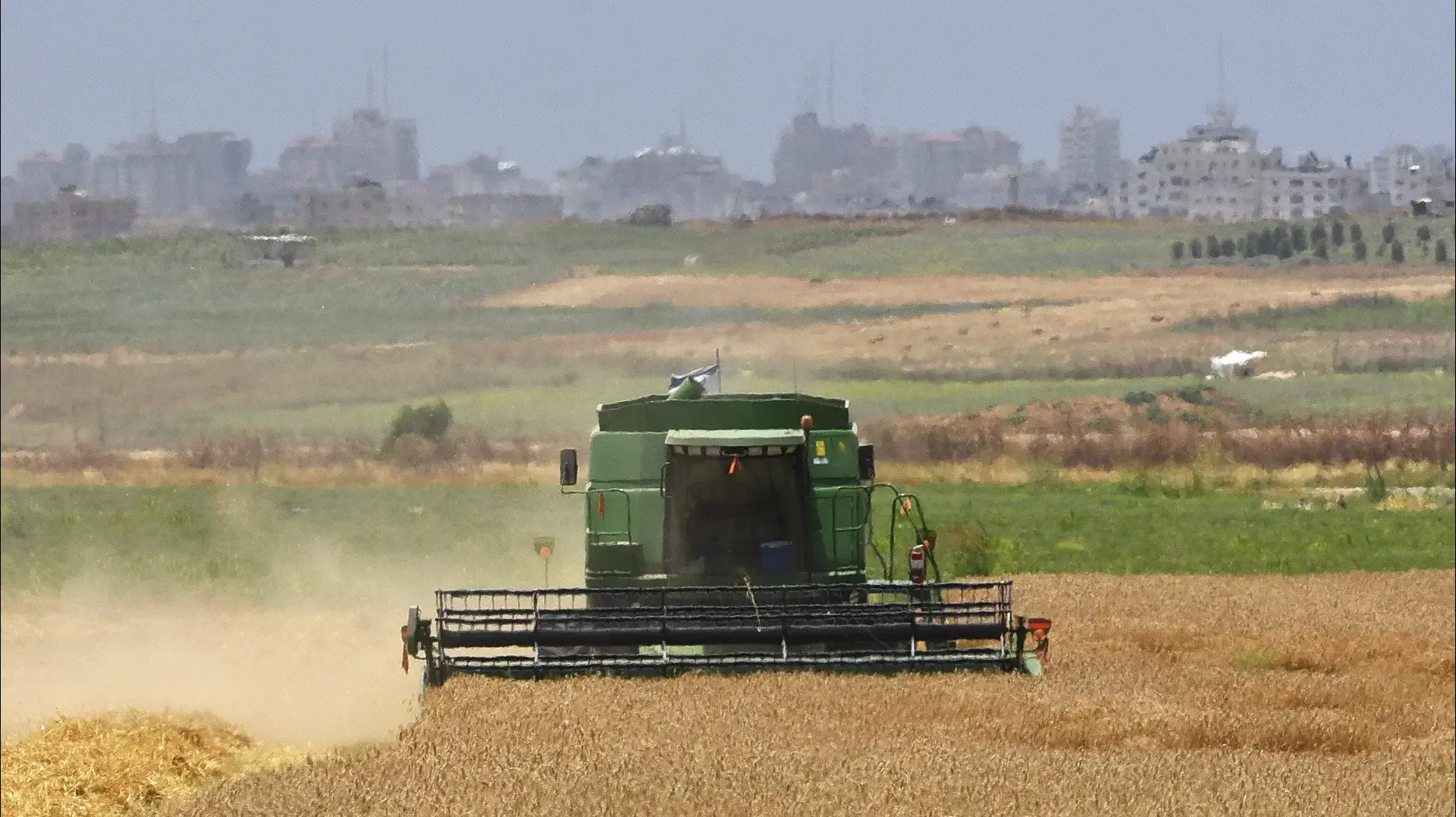 קציר חיטים לקראת שבועות, שדות ניר עם. יוני 2016 קציר חיטים לקראת שבועות, שדות ניר עם. יוני 2016