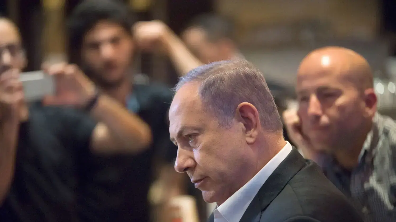 ראש הממשלה בנימין נתניהו בזירת פיגוע הירי במתחם שרונה, תל אביב. יוני 2016 ראש הממשלה בנימין נתניהו בזירת פיגוע הירי במתחם שרונה, תל אביב. יוני 2016