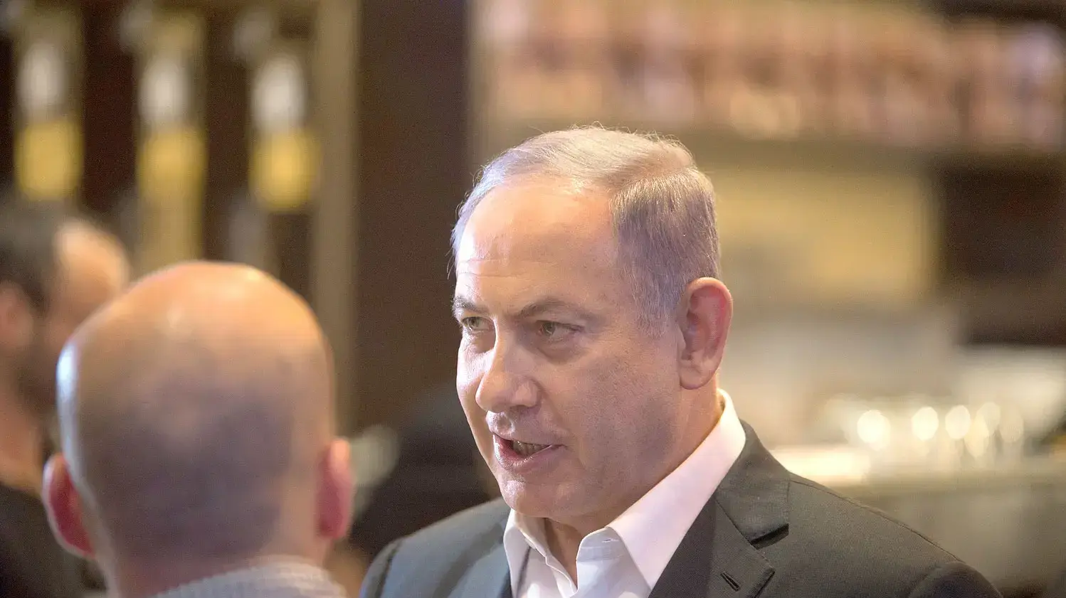 ראש הממשלה בנימין נתניהו בזירת פיגוע הירי במתחם שרונה, תל אביב. יוני 2016 ראש הממשלה בנימין נתניהו בזירת פיגוע הירי במתחם שרונה, תל אביב. יוני 2016