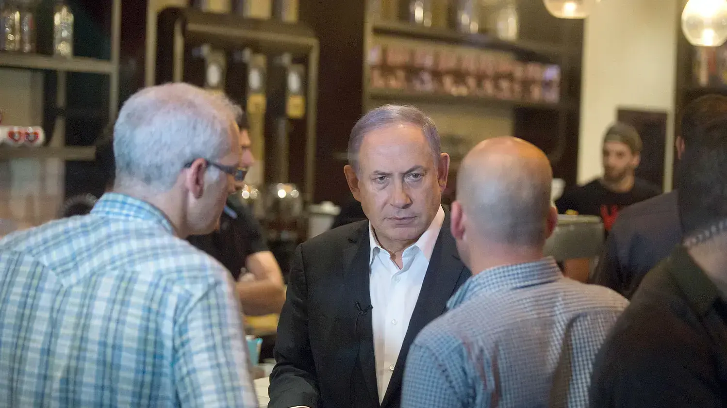 ראש הממשלה בנימין נתניהו בזירת פיגוע הירי במתחם שרונה, תל אביב. יוני 2016 ראש הממשלה בנימין נתניהו בזירת פיגוע הירי במתחם שרונה, תל אביב. יוני 2016