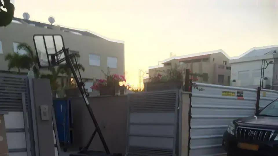 מחלק עיתונים נכנס עם הרכב לבריכה פרטית בראשון לציון 10 יוני 2016 מחלק עיתונים נכנס עם הרכב לבריכה פרטית בראשון לציון 10 יוני 2016