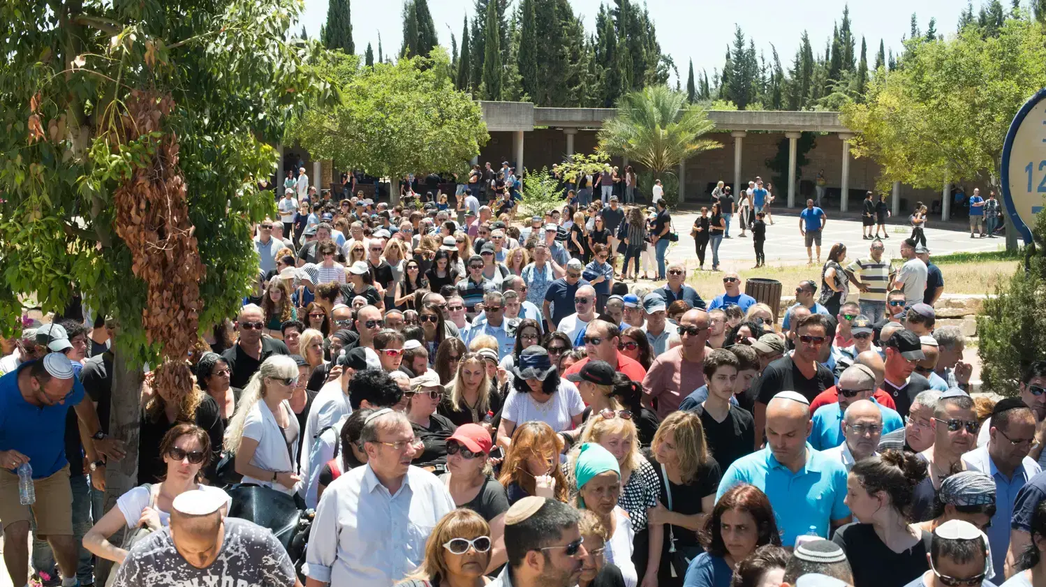 הלוויתה של אילנה נבעה, נרצחה בפיגוע הירי במתחם שרונה, בית העלמין ירקונים. יוני 2016 הלוויתה של אילנה נבעה, נרצחה בפיגוע הירי במתחם שרונה, בית העלמין ירקונים. יוני 2016
