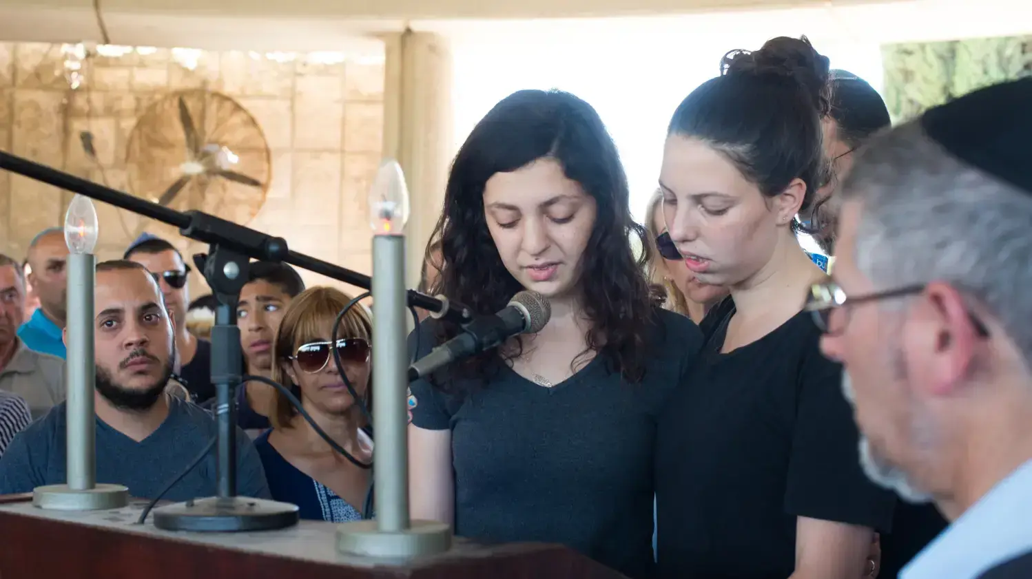 הלוויתה של אילנה נבעה, נרצחה בפיגוע הירי במתחם שרונה, בית העלמין ירקונים. יוני 2016 הלוויתה של אילנה נבעה, נרצחה בפיגוע הירי במתחם שרונה, בית העלמין ירקונים. יוני 2016