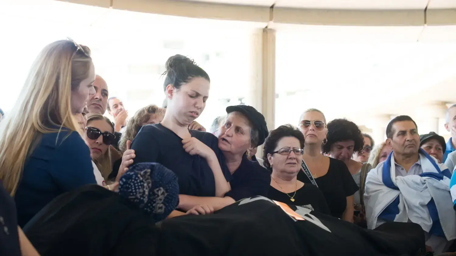 הלוויתה של אילנה נבעה, נרצחה בפיגוע הירי במתחם שרונה, בית העלמין ירקונים. יוני 2016 הלוויתה של אילנה נבעה, נרצחה בפיגוע הירי במתחם שרונה, בית העלמין ירקונים. יוני 2016