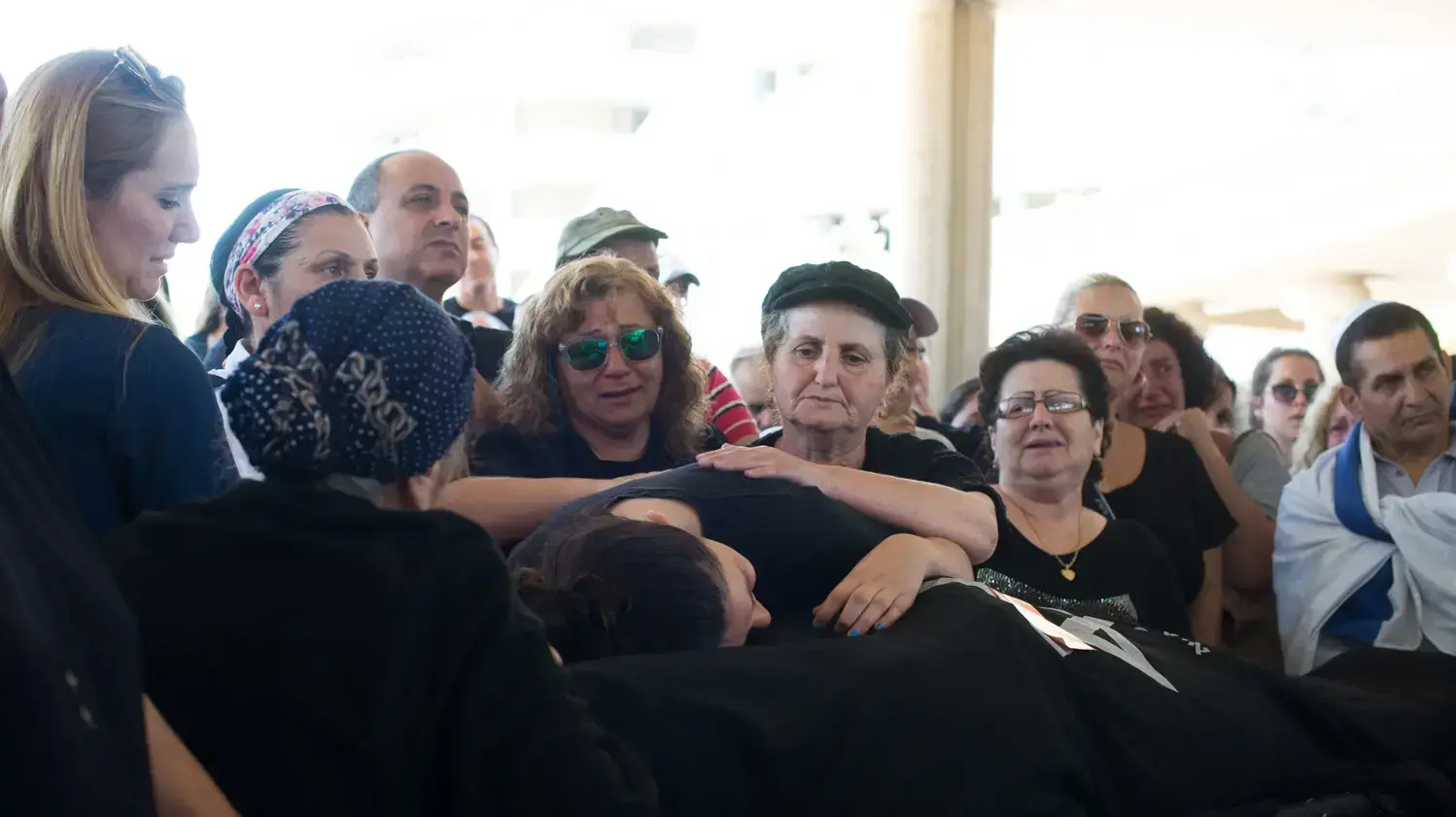 הלוויתה של אילנה נבעה, שנרצחה בפיגוע הירי במתחם שרונה, בית העלמין ירקונים. יוני 2016 הלוויתה של אילנה נבעה, שנרצחה בפיגוע הירי במתחם שרונה, בית העלמין ירקונים. יוני 2016
