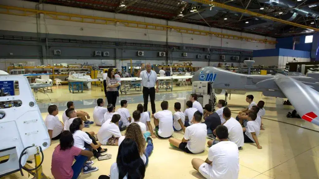 תלמידי מגמת מל"ט בבית הספר אורט התעשייה האווירית במהלך הלימודים. יוני 2016 תלמידי מגמת מל"ט בבית הספר אורט התעשייה האווירית במהלך הלימודים. יוני 2016