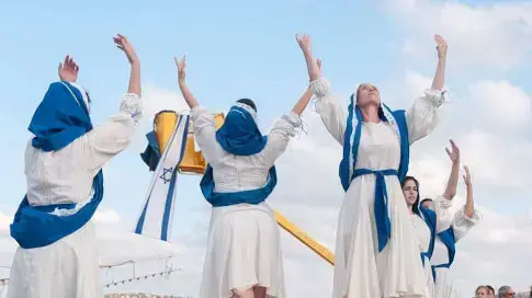 ריקודים לחג שבועות בקיבוץ רמת יוחנן. 11 ביוני 2016