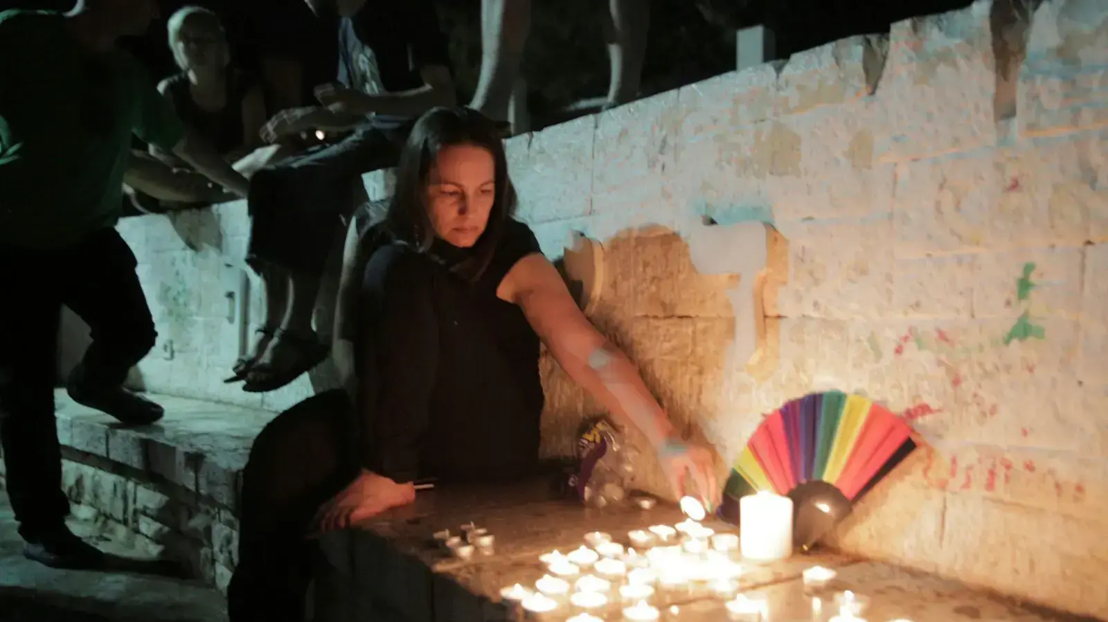 עשרות בני אדם התאספו בגן מאיר בתל אביב להתייחדות עם זכר קורבנות הטבח באורלנדו. 12 ביוני 2016 עשרות בני אדם התאספו בגן מאיר בתל אביב להתייחדות עם זכר קורבנות הטבח באורלנדו. 12 ביוני 2016