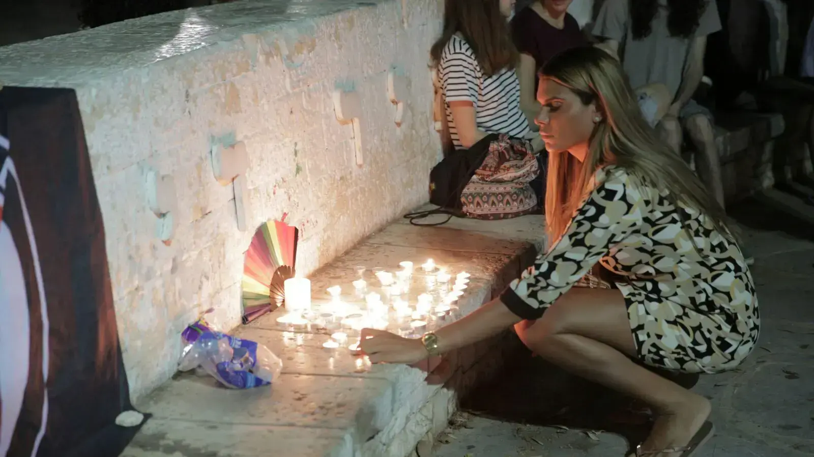 עשרות בני אדם התאספו בגן מאיר בתל אביב להתייחדות עם זכר קורבנות הטבח באורלנדו. 12 ביוני 2016 עשרות בני אדם התאספו בגן מאיר בתל אביב להתייחדות עם זכר קורבנות הטבח באורלנדו. 12 ביוני 2016
