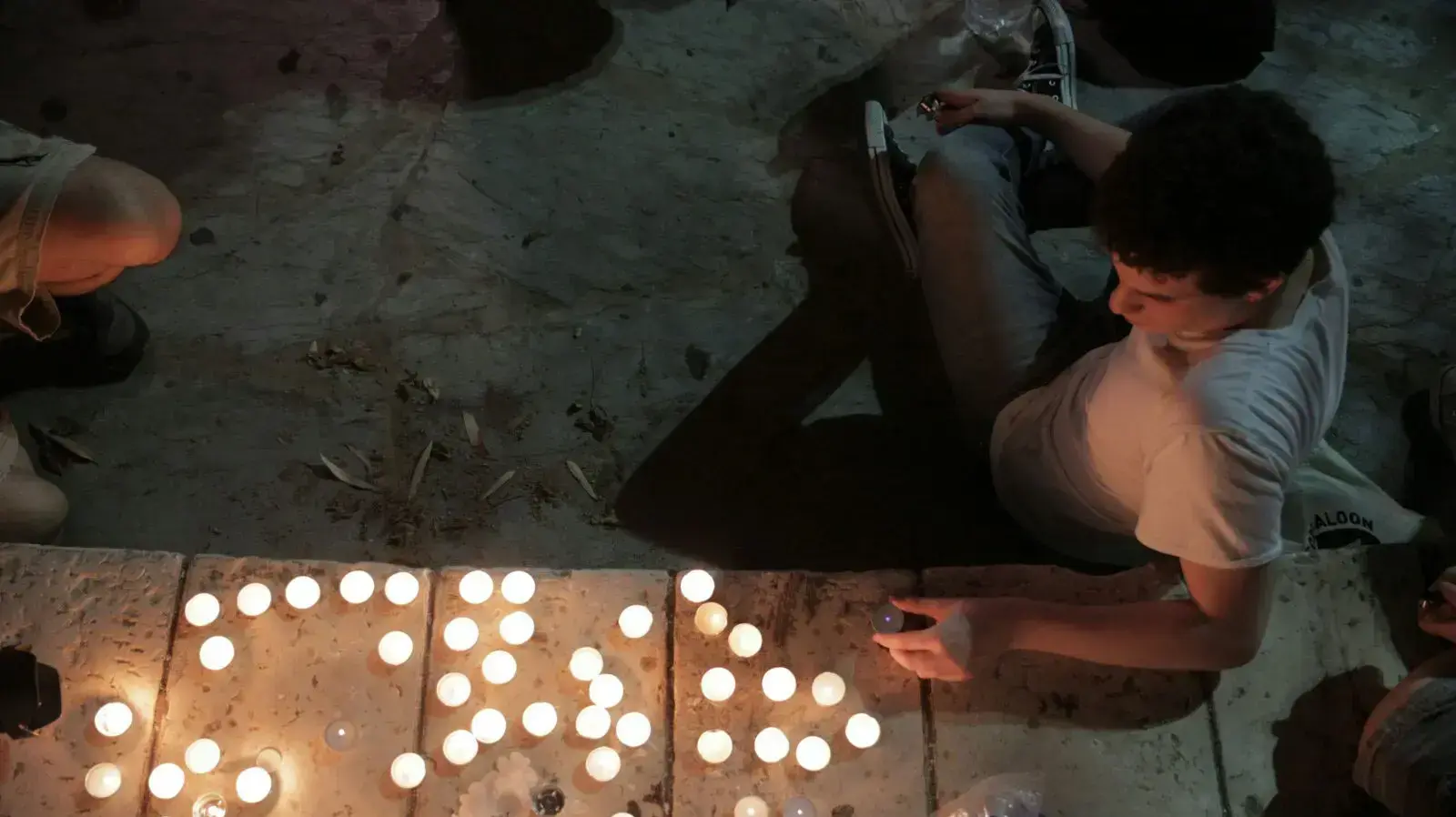 עשרות בני אדם התאספו בגן מאיר בתל אביב להתייחדות עם זכר קורבנות הטבח באורלנדו. 12 ביוני 2016 עשרות בני אדם התאספו בגן מאיר בתל אביב להתייחדות עם זכר קורבנות הטבח באורלנדו. 12 ביוני 2016