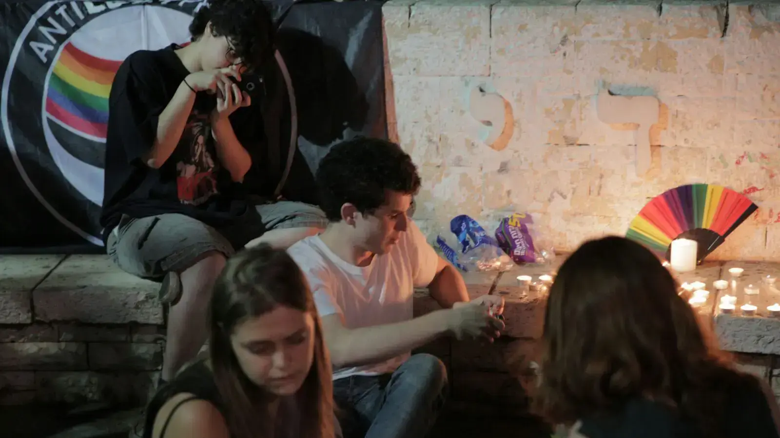 עשרות בני אדם התאספו בגן מאיר בתל אביב להתייחדות עם זכר קורבנות הטבח באורלנדו. 12 ביוני 2016 עשרות בני אדם התאספו בגן מאיר בתל אביב להתייחדות עם זכר קורבנות הטבח באורלנדו. 12 ביוני 2016