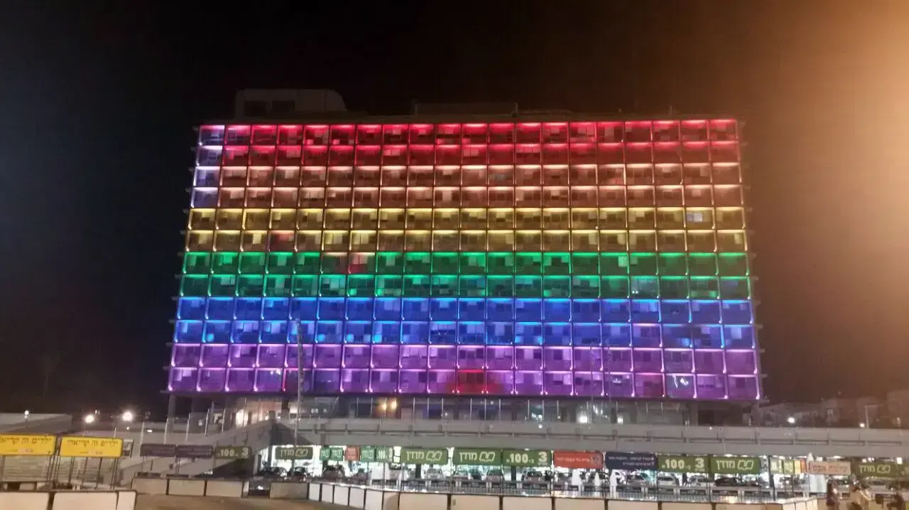 בניין עיריית תל אביב מואר בצבעי דגל הגאווה, דגל ישראל ודגל ארצות הברית להתייחדות עם זכר קורבנות הטבח באורלנדו. 12 ביוני 2016 בניין עיריית תל אביב מואר בצבעי דגל הגאווה, דגל ישראל ודגל ארצות הברית להתייחדות עם זכר קורבנות הטבח באורלנדו. 12 ביוני 2016