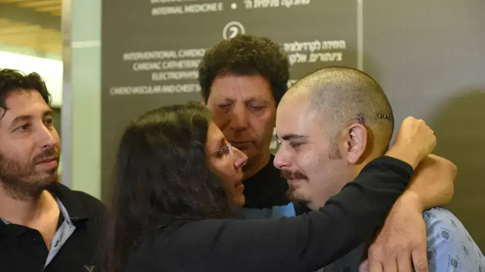 אסף בר נפצע בפיגוע בשרונה, עם בני משפחתו בבית החולים איכילוב אסף בר נפצע בפיגוע בשרונה, עם בני משפחתו בבית החולים איכילוב