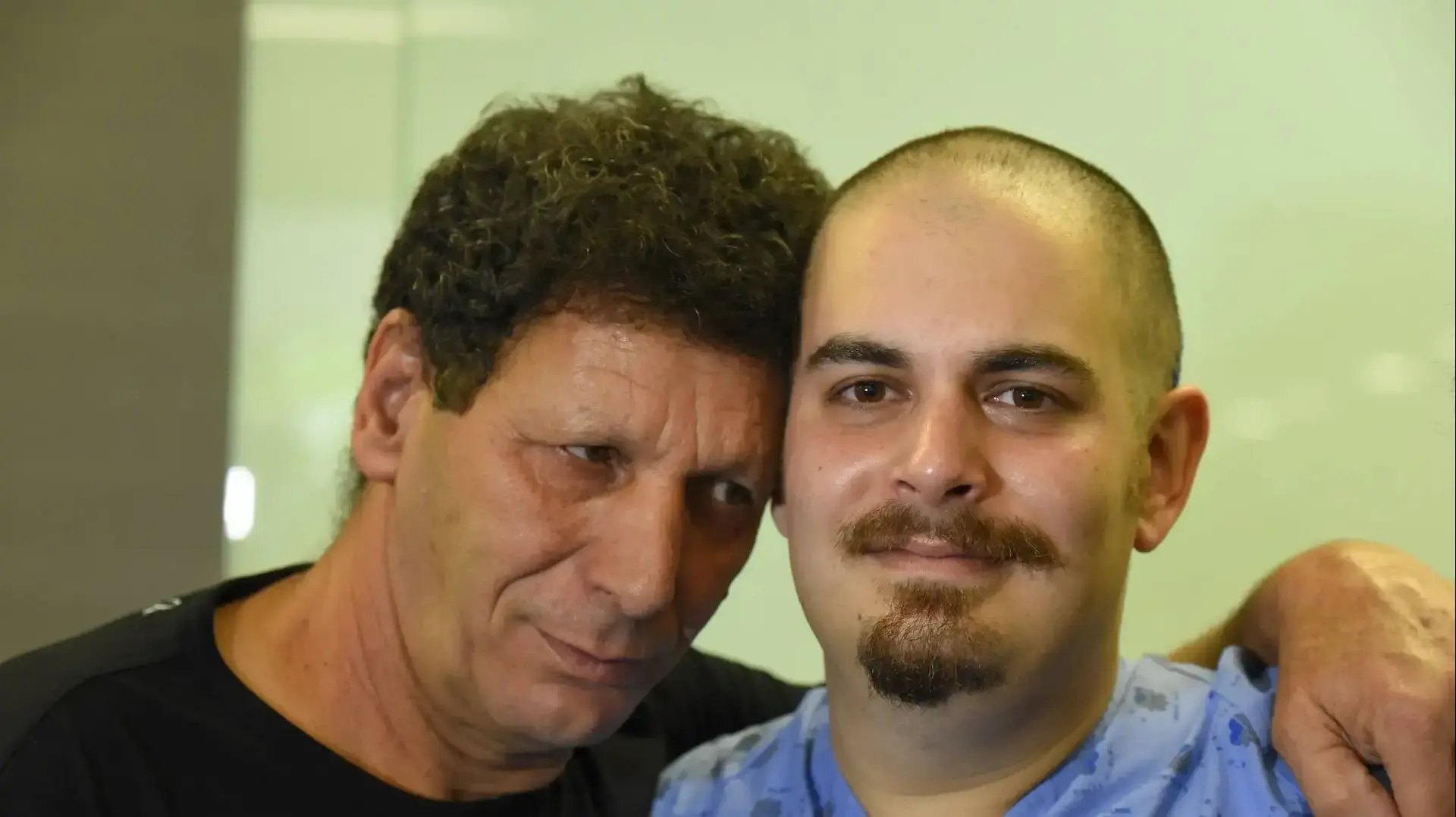 אסף בר נפצע בפיגוע בשרונה, עם בני משפחתו בבית החולים איכילוב אסף בר נפצע בפיגוע בשרונה, עם בני משפחתו בבית החולים איכילוב