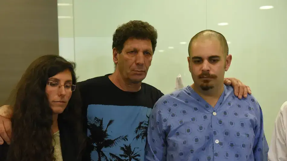 אסף בר נפצע בפיגוע בשרונה, עם בני משפחתו בבית החולים איכילוב אסף בר נפצע בפיגוע בשרונה, עם בני משפחתו בבית החולים איכילוב