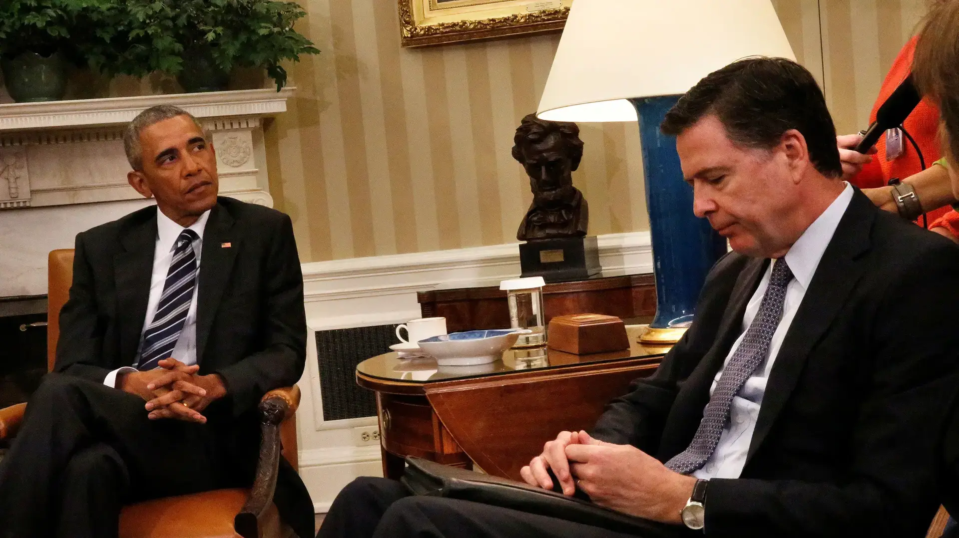 ברק אובמה וראש ה-FBI ג'יימס קומי בפגישה בבית הלבן, 13 ביוני 2016 ברק אובמה וראש ה-FBI ג'יימס קומי בפגישה בבית הלבן, 13 ביוני 2016