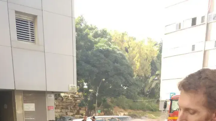 אחת מדיירות הבניין שנשרף ברמת גן עם החתולה "במבה". 13 ביוני 2016 אחת מדיירות הבניין שנשרף ברמת גן עם החתולה "במבה". 13 ביוני 2016