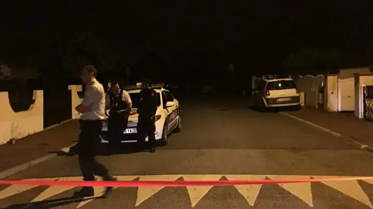 זירת האירוע בפריז, בירת צרפת, שבו אדם דקר למוות שוטר ורצח את אשתו, יוני 2016 זירת האירוע בפריז, בירת צרפת, שבו אדם דקר למוות שוטר ורצח את אשתו, יוני 2016
