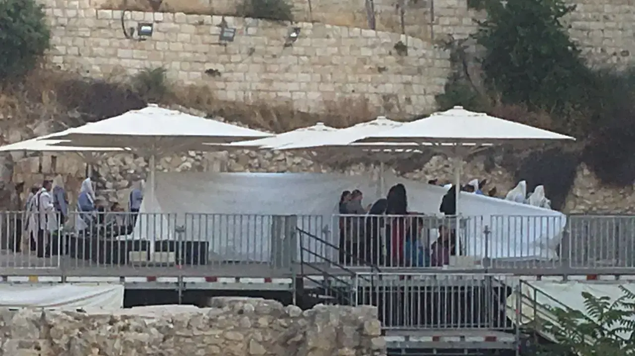 מתפללים בראשות הרב שלמה עמאר הציבו מחיצה ברחבה המעורבת בכותל 14 יוני 2016