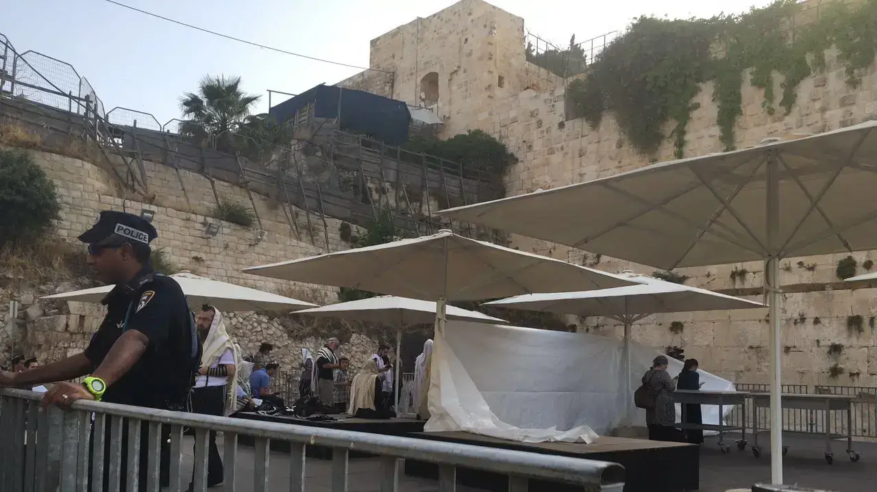 מתפללים בראשות הרב שלמה עמאר הציבו מחיצה ברחבה המעורבת בכותל 14 יוני 2016