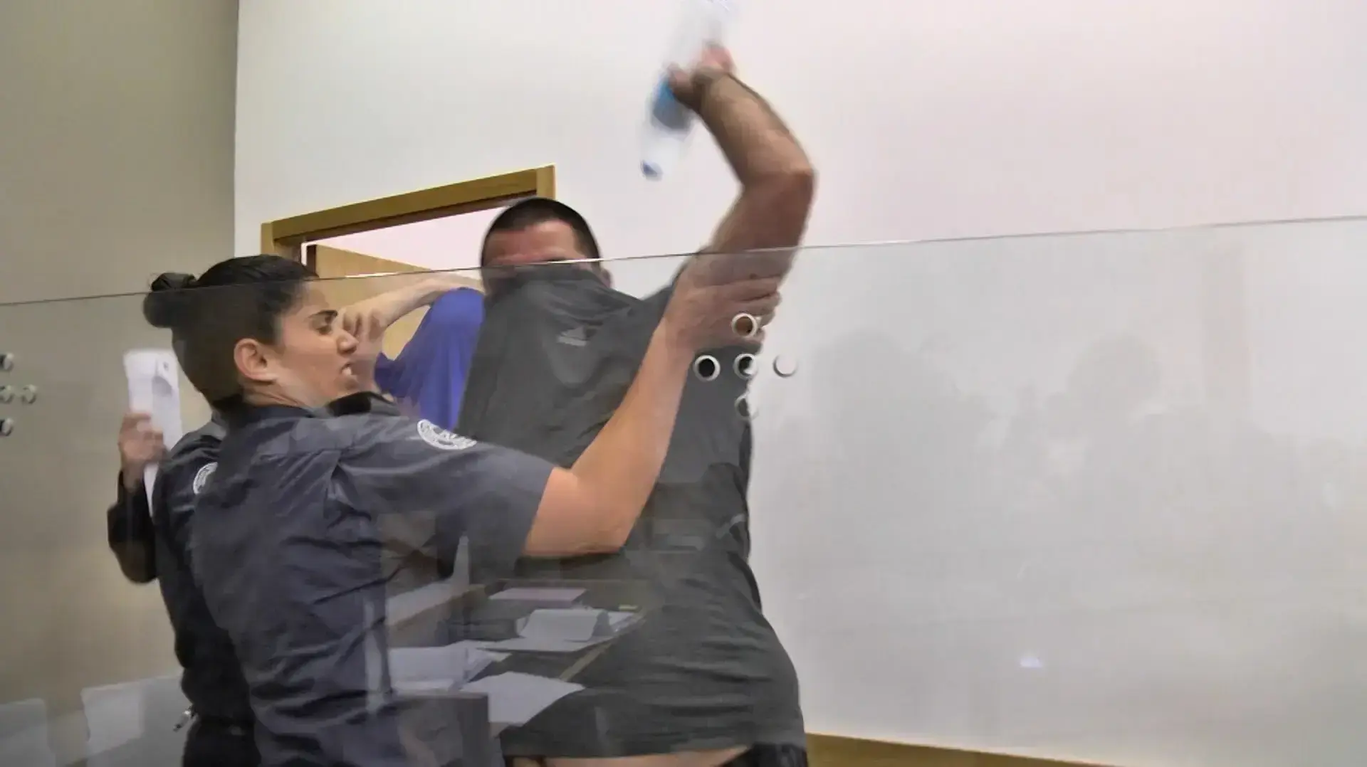 חבר בארגונו של העבריין שי מוסלי תקף צלם וואלה! NEWS בבית המשפט