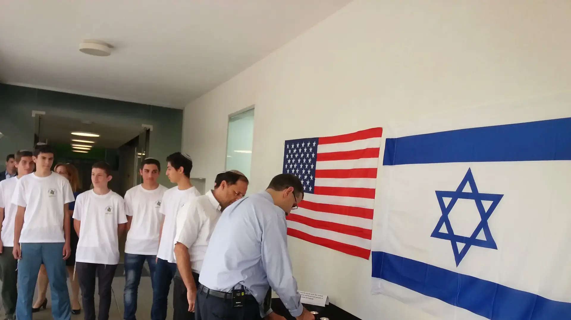 שגריר ארצות הברית בישראל דן שפירו מבקר פינת הנצחה לזכר הנרצחים בטבח באורלנדו בבית הספר אמית ברעננה