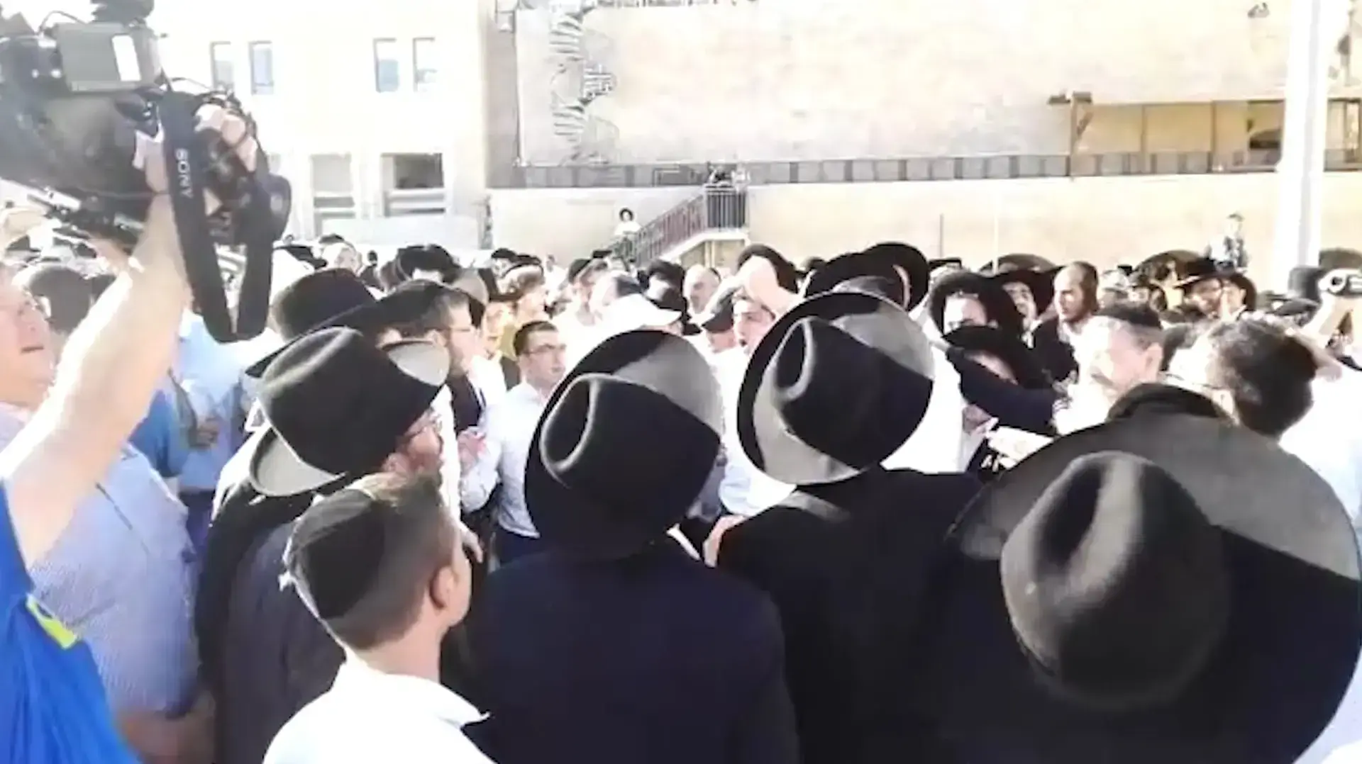 עימותים בין חרדים למשתתפים בתפילה המעורבת ברחבת הכותל המערבי
