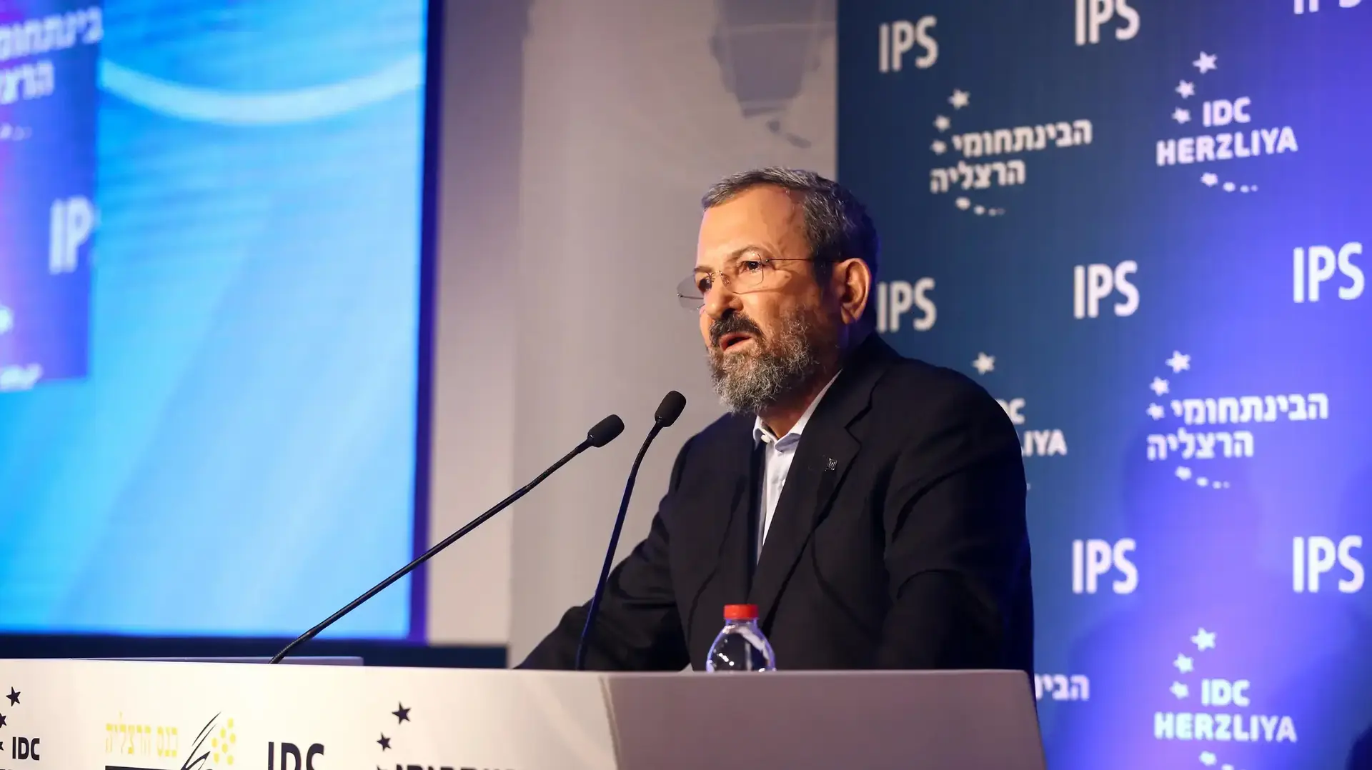 אהוד ברק נואם בכנס הרצליה, יוני 2016 אהוד ברק נואם בכנס הרצליה, יוני 2016