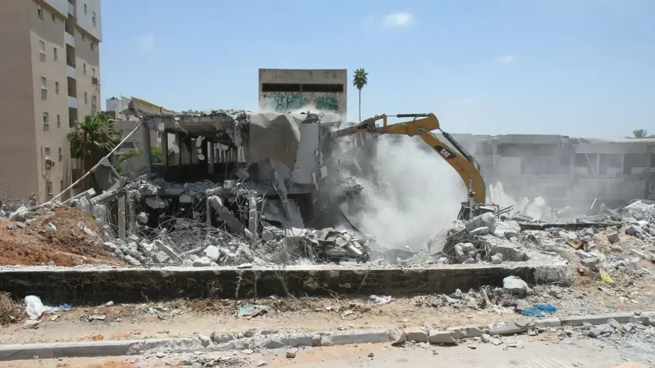 עשרות עטלפים נהרגו בהריסת מבנה בחדרה 17.06.16 עשרות עטלפים נהרגו בהריסת מבנה בחדרה 17.06.16