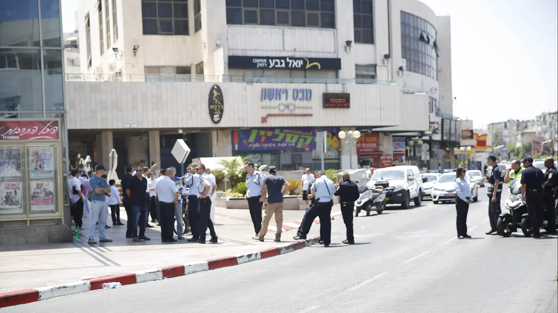 מפגינים חרדים נגד טקס הטבלה נוצרי בהיכל התרבות בראשון לציון. 18 ביוני 2016 מפגינים חרדים נגד טקס הטבלה נוצרי בהיכל התרבות בראשון לציון. 18 ביוני 2016