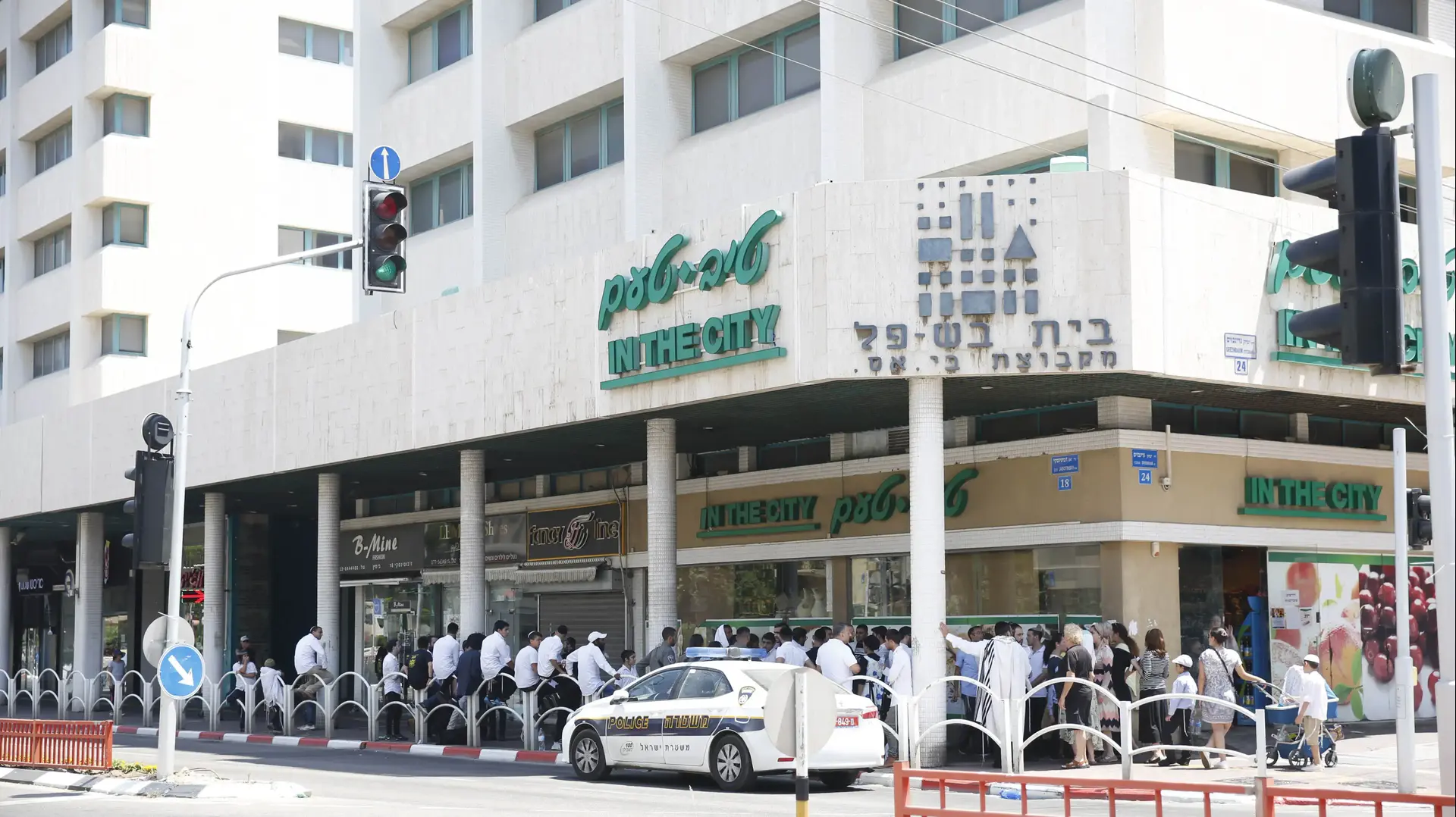 מפגינים חרדים נגד טקס הטבלה נוצרי בהיכל התרבות בראשון לציון. 18 ביוני 2016