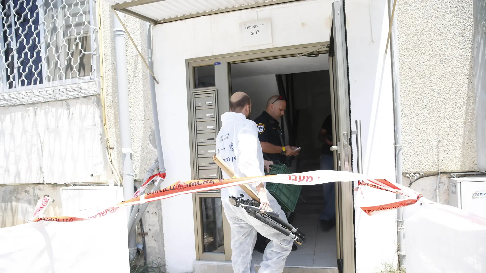 זירת החשד לרצח בחולון שבה נמצא תושב רמת גן ללא רוח חיים עם סכין נעוצה בגבו. 18 ביוני 2016 זירת החשד לרצח בחולון שבה נמצא תושב רמת גן ללא רוח חיים עם סכין נעוצה בגבו. 18 ביוני 2016