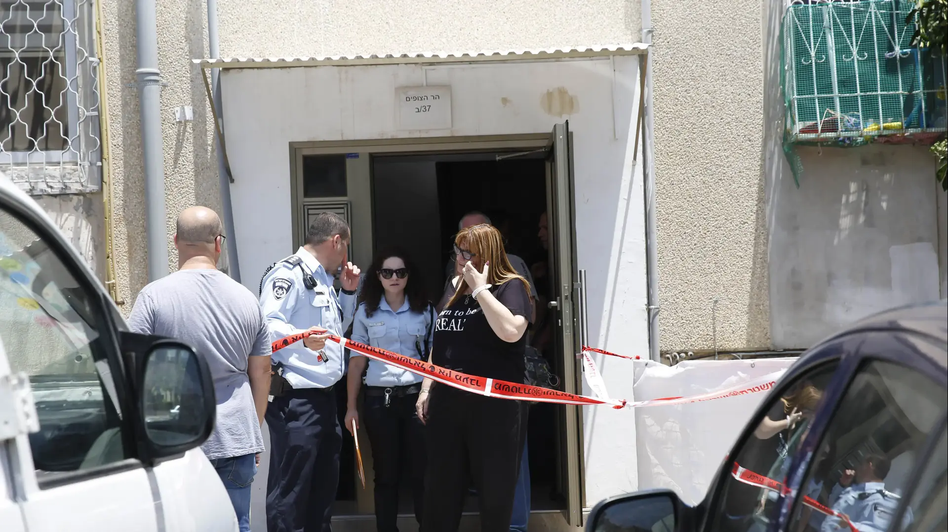 זירת החשד לרצח בחולון שבה נמצא תושב רמת גן ללא רוח חיים עם סכין נעוצה בגבו. 18 ביוני 2016 זירת החשד לרצח בחולון שבה נמצא תושב רמת גן ללא רוח חיים עם סכין נעוצה בגבו. 18 ביוני 2016