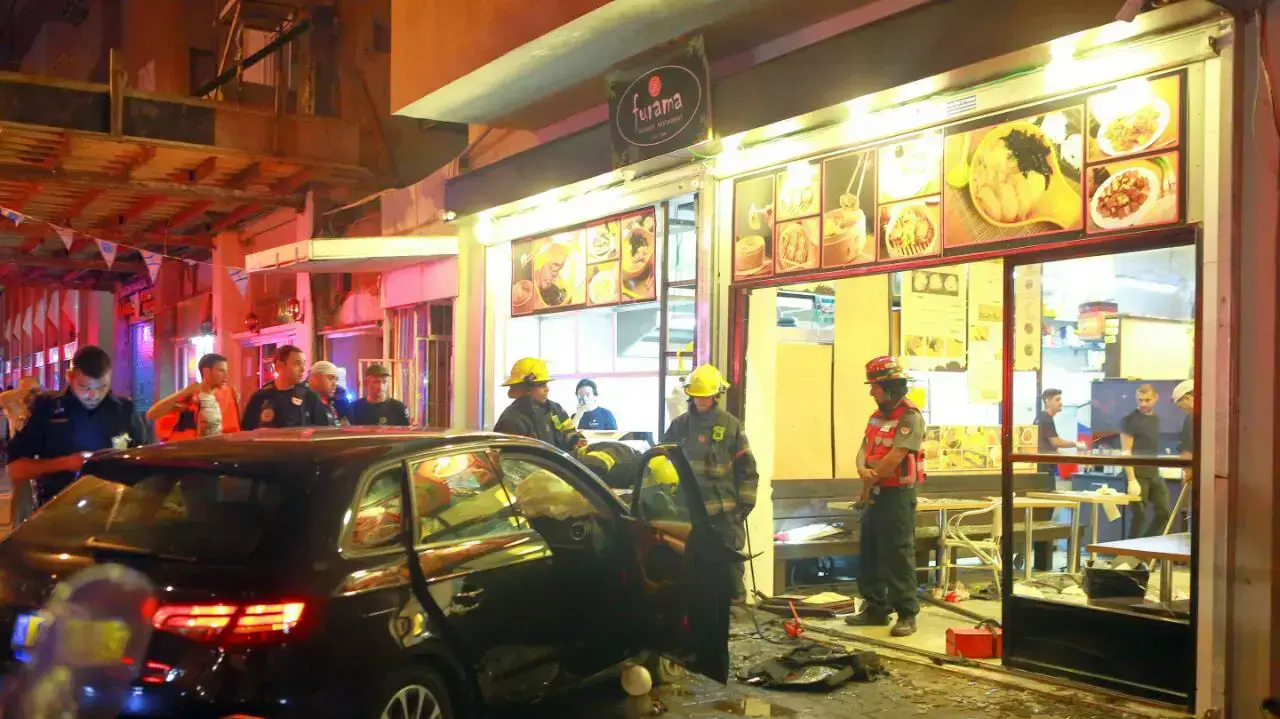תאונת דרכים במסעדת פוראמה ברחוב בן יהודה, תל אביב. יוני 2016 תאונת דרכים במסעדת פוראמה ברחוב בן יהודה, תל אביב. יוני 2016
