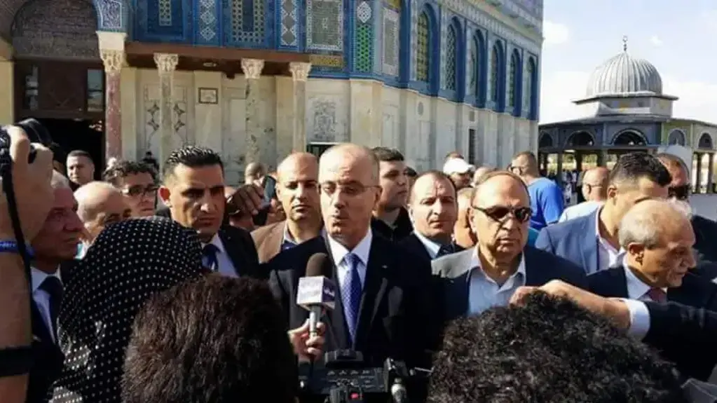 ראש הממשלה הפלסטיני ראמי חמדאללה בביקור במסגד אל-אקצא, יוני 2016 ראש הממשלה הפלסטיני ראמי חמדאללה בביקור במסגד אל-אקצא, יוני 2016