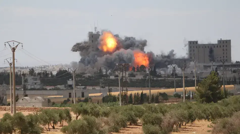עשן מיתמר מתקיפת הקואליציה האמריקנית בעיר מנבג', צפון סוריה, שנשלטת על ידי דאעש, 18 ביוני 2016