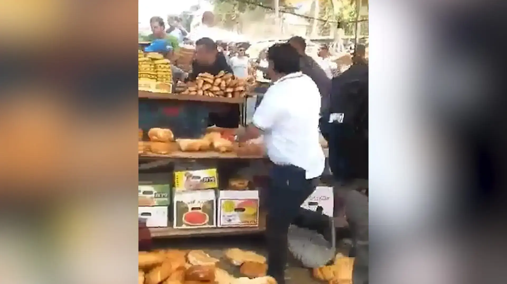ירושלים: שוטרים מתעמתים עם רוכלים והופכים דוכנים בשוק בשער שכם