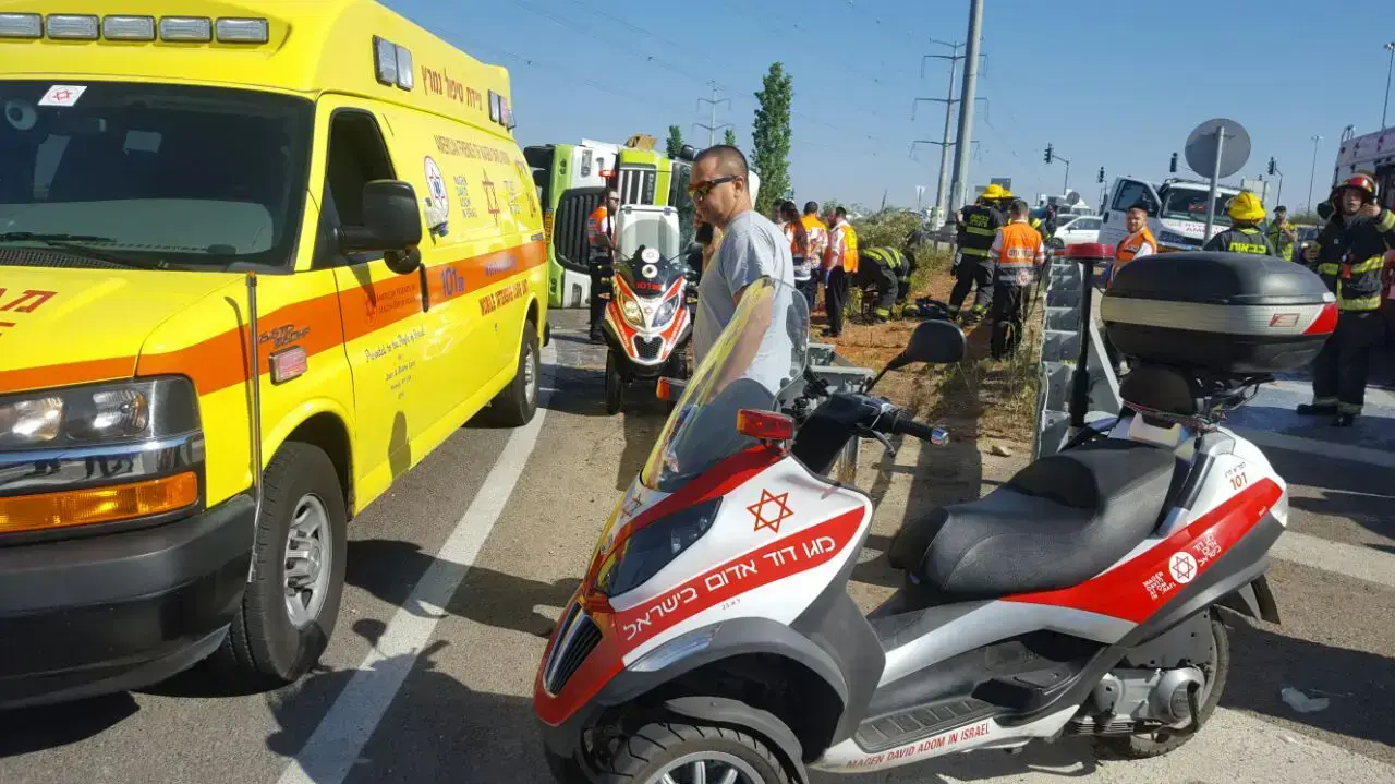 זירת התהפכות משאית כביש 431 זירת התהפכות משאית כביש 431