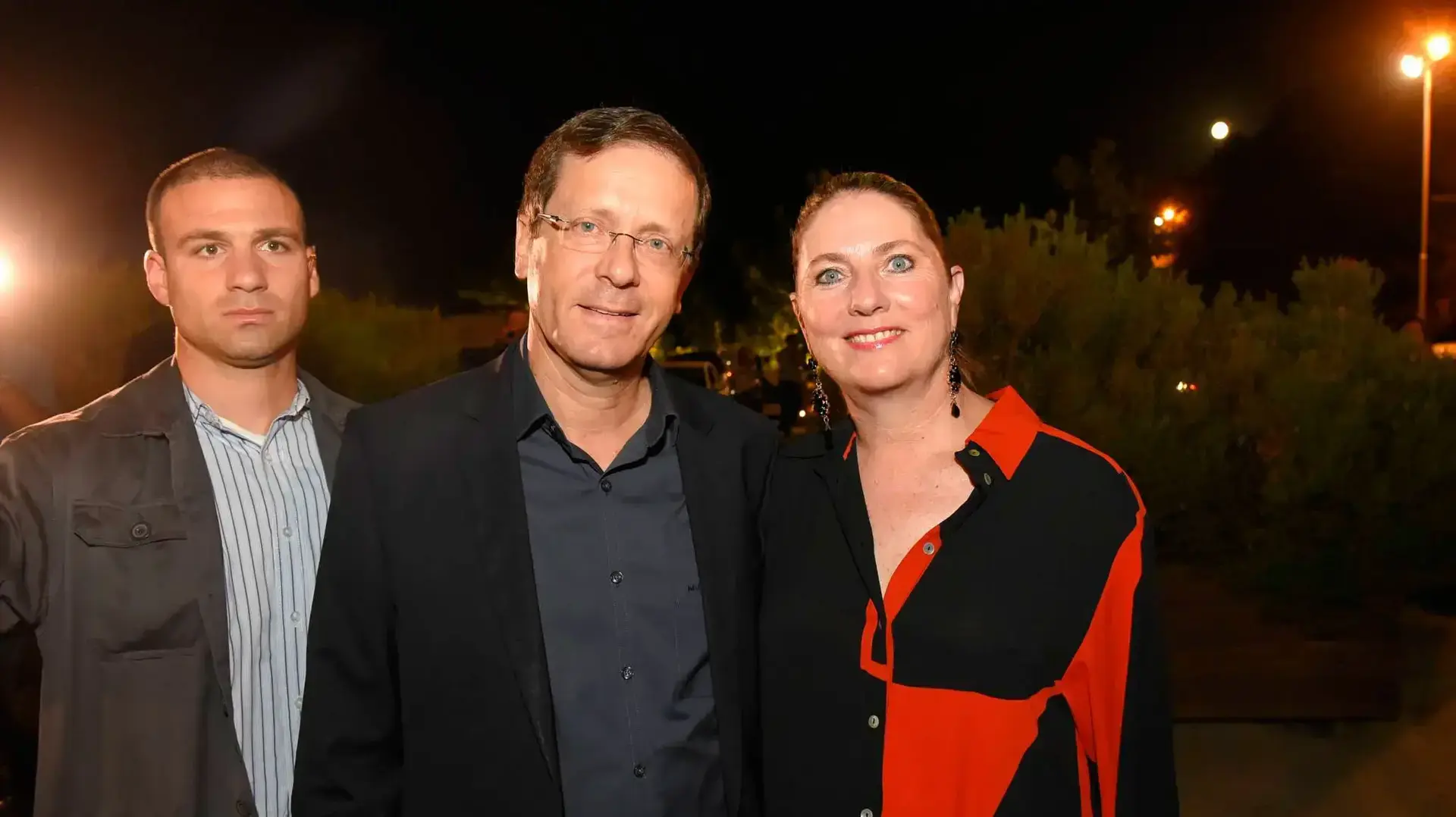 יו"ר האופוזיציה יצחק הרצוג ורעייתו מיכל הרצוג בחתונת יולי אדלשטיין ואירינה נבזלין. חוות רונית, 20 ביוני 2016 יו"ר האופוזיציה יצחק הרצוג ורעייתו מיכל הרצוג בחתונת יולי אדלשטיין ואירינה נבזלין. חוות רונית, 20 ביוני 2016