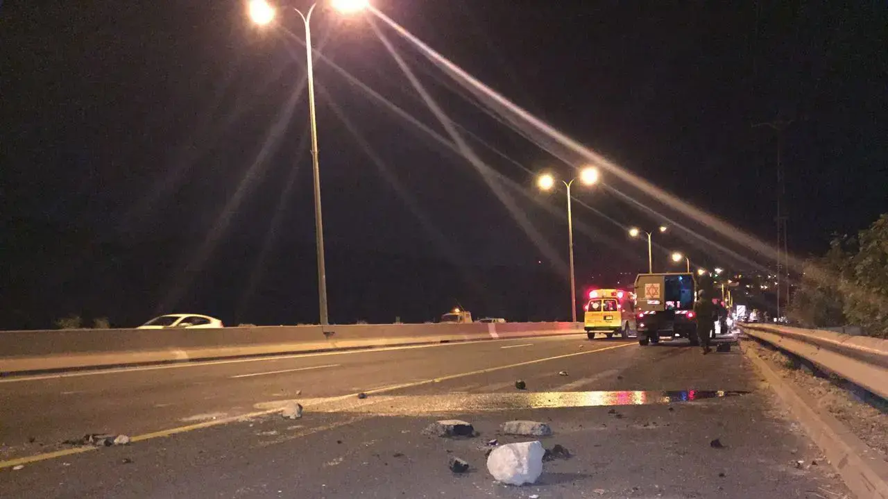 פלסטינים יידו אבנים ובקבוקי תבערה לעבר כביש 443, בסמוך לכפר בית סירא שבבנימין, יוני 2016 פלסטינים יידו אבנים ובקבוקי תבערה לעבר כביש 443, בסמוך לכפר בית סירא שבבנימין, יוני 2016