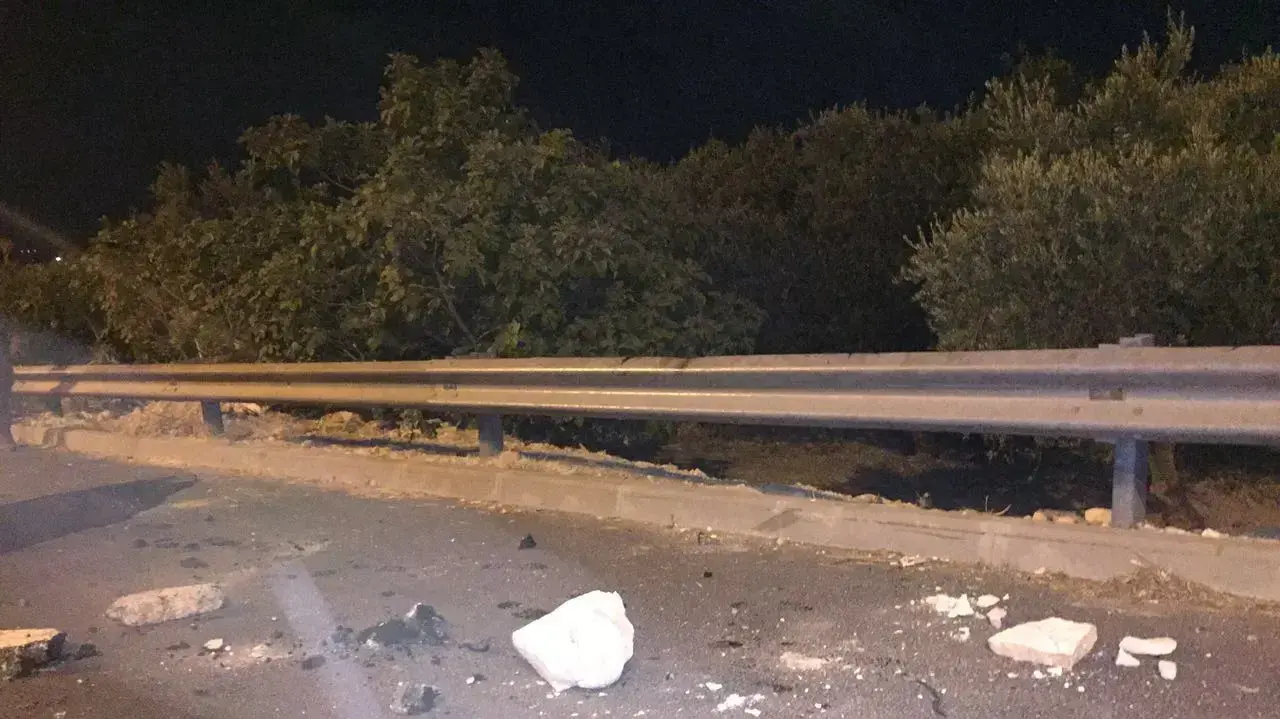 פלסטינים יידו אבנים ובקבוקי תבערה לעבר כביש 443, בסמוך לכפר בית סירא שבבנימין, יוני 2016 פלסטינים יידו אבנים ובקבוקי תבערה לעבר כביש 443, בסמוך לכפר בית סירא שבבנימין, יוני 2016