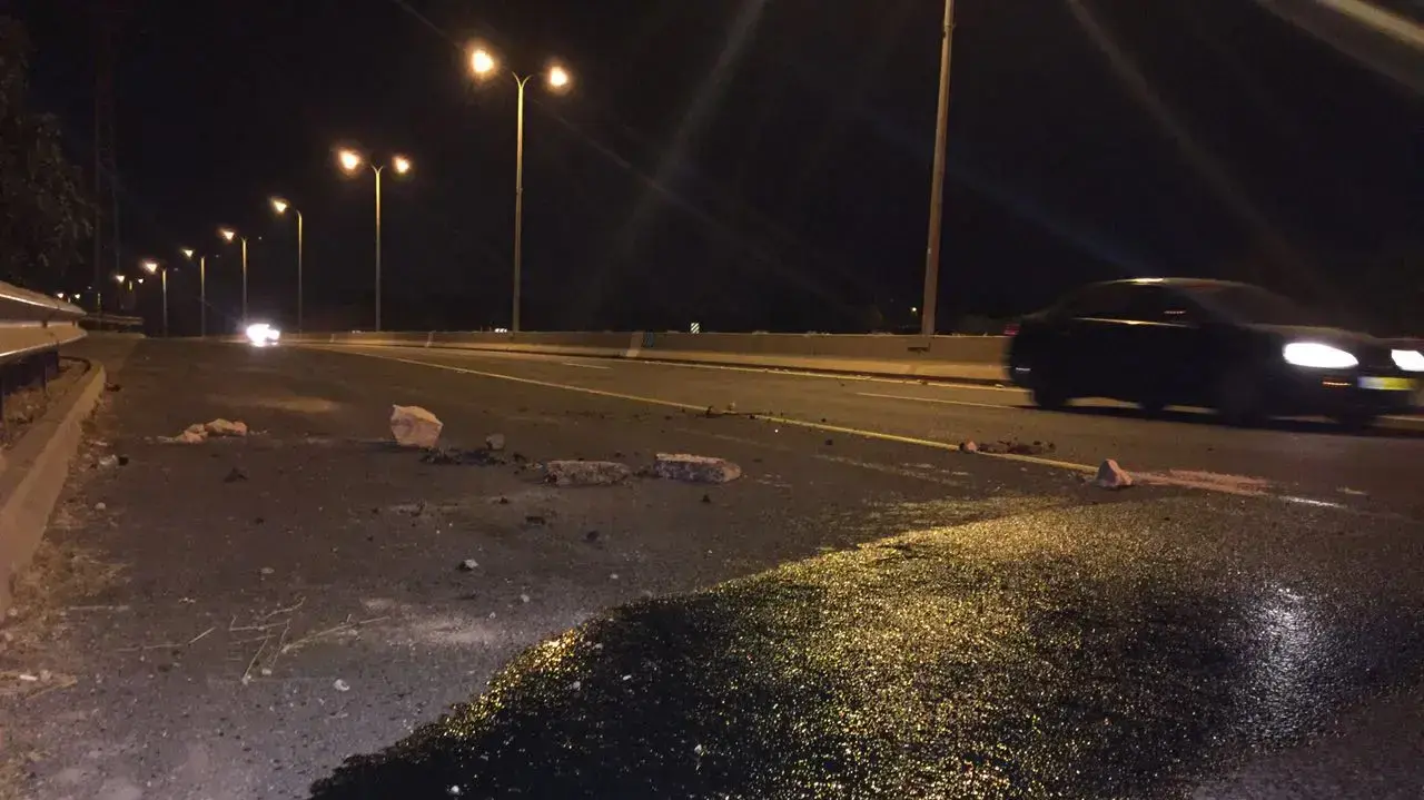 פלסטינים יידו אבנים ובקבוקי תבערה לעבר כביש 443, בסמוך לכפר בית סירא שבבנימין, יוני 2016