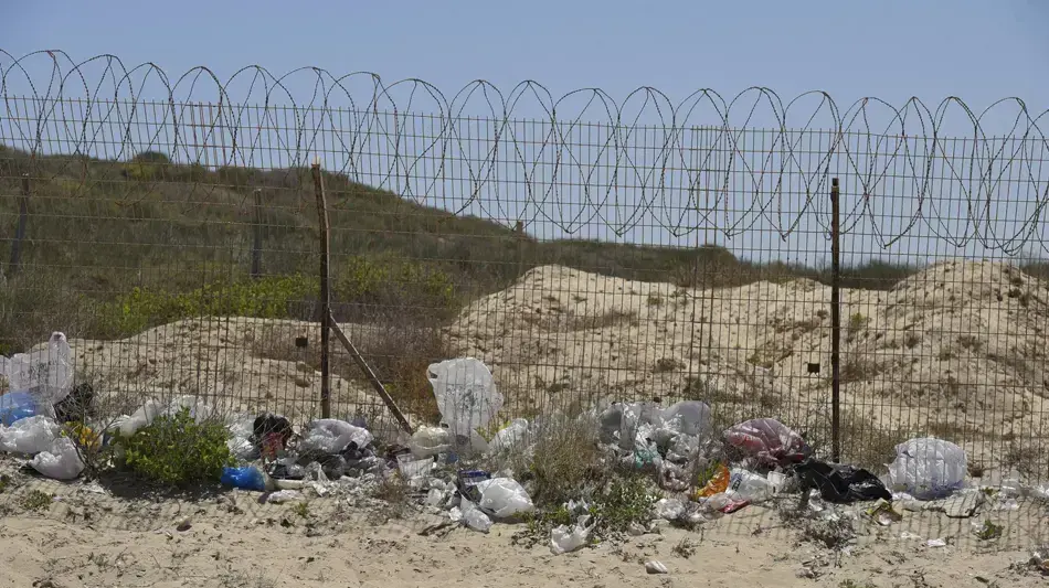 זבל ולכלכוך בחוף פלמחים הדרומי - ראשון לציון זבל ולכלכוך בחוף פלמחים הדרומי - ראשון לציון