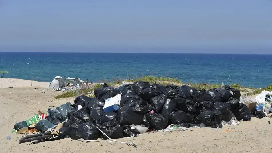 זבל ולכלכוך בחוף פלמחים הדרומי - ראשון לציון זבל ולכלכוך בחוף פלמחים הדרומי - ראשון לציון