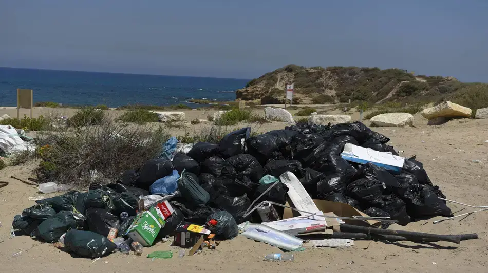 זבל ולכלכוך בחוף פלמחים הדרומי - ראשון לציון זבל ולכלכוך בחוף פלמחים הדרומי - ראשון לציון