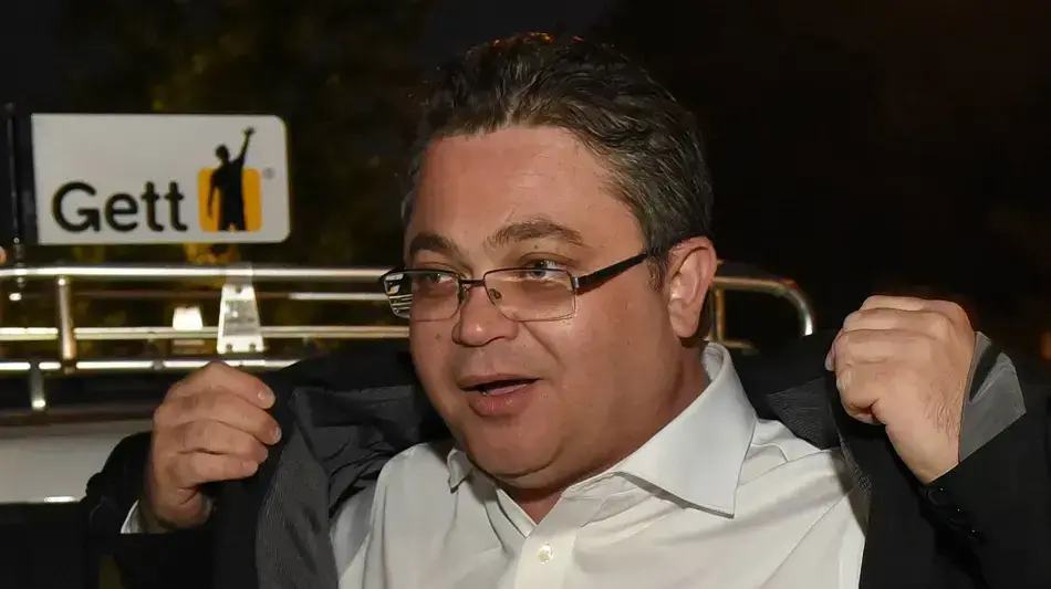 אלברט סחרוביץ' מנכ"ל הכנסת בכניסה לחתונת יולי אדלשטיין בחוות רונית