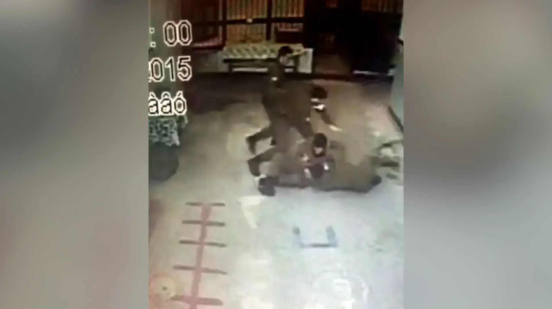 סוהרים תועדו תוקפים ואוזקים עציר טרם חקירתו בכלא ארבע