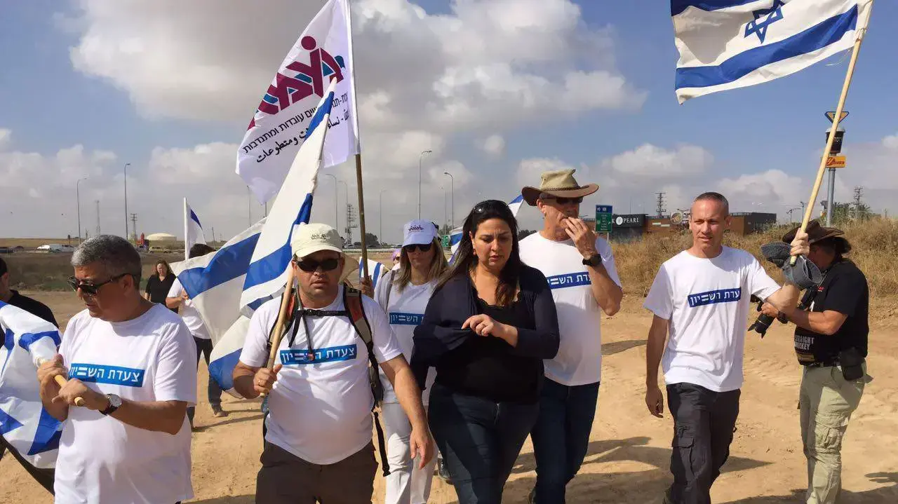 משתתפים בצעדת השוויון בדרכם לירושלים נגד הפערים בחינוך וברווחה משתתפים בצעדת השוויון בדרכם לירושלים נגד הפערים בחינוך וברווחה