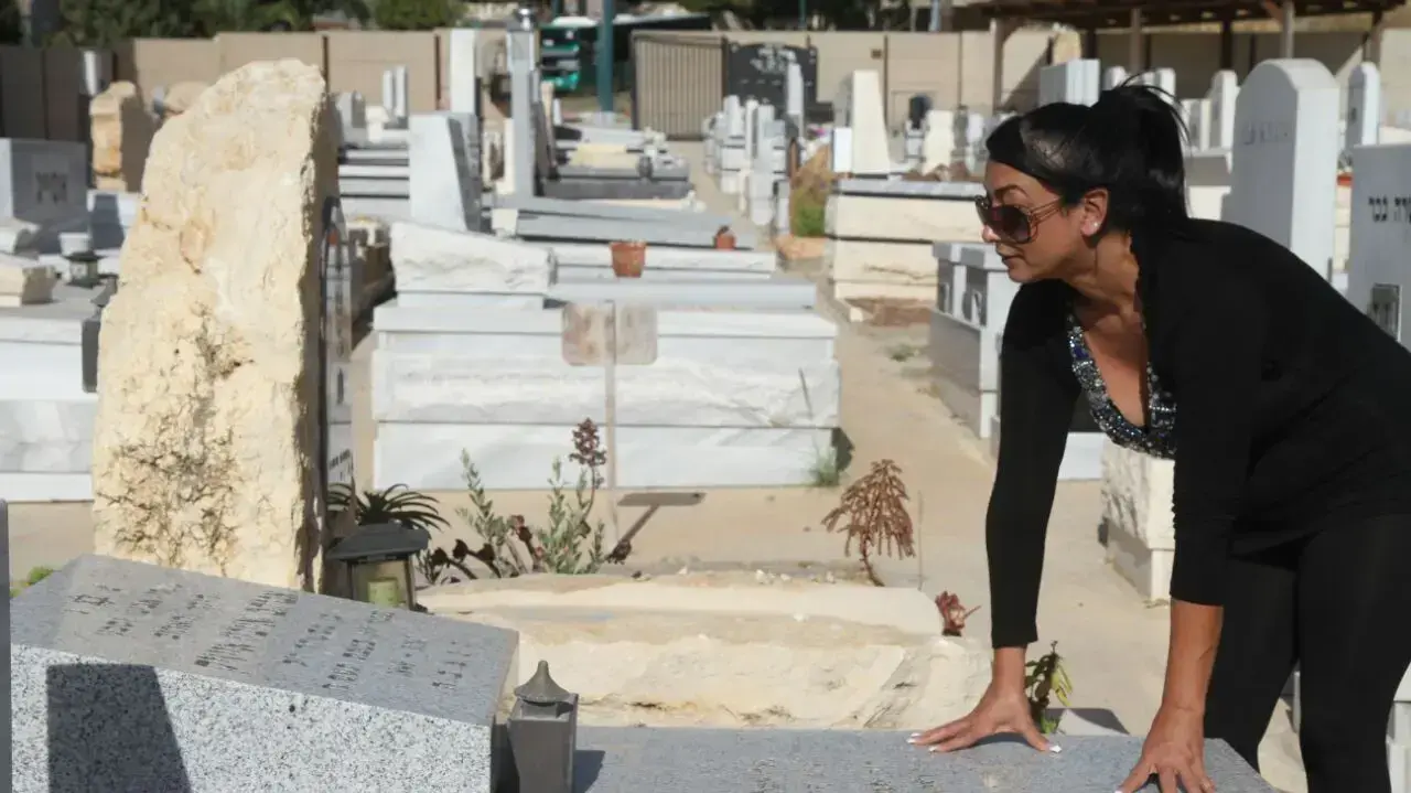 ורוניקה גלינסקי אייזיק ליד קבר אביה אברהם. יוני 2016